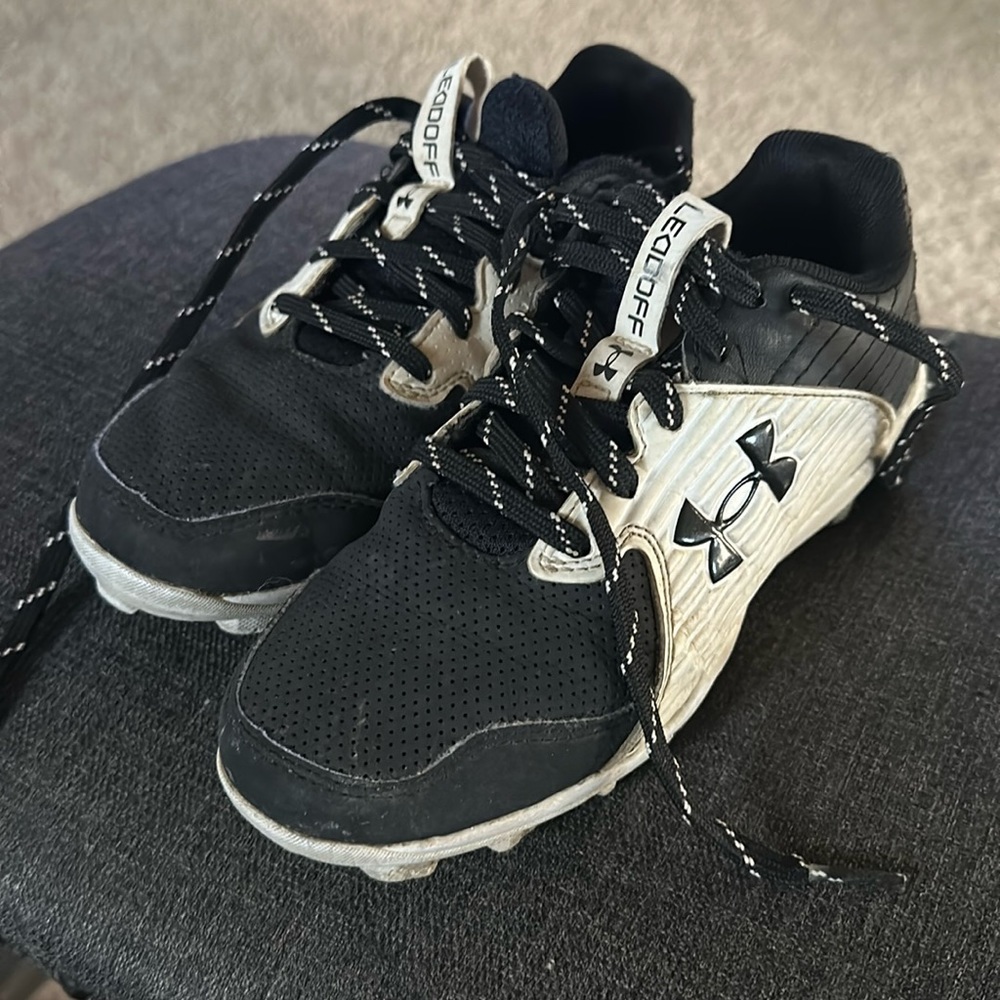 Under Armour Boys Baseball Cleats Size 1